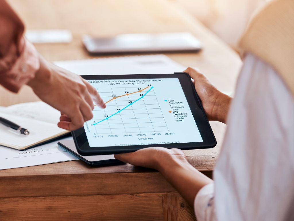 Poznaj różnicę między marżą a narzutem, naucz się je przeliczać i wyznaczać cenę sprzedaży, która zapewni Ci zysk – bez błędów w kalkulacji.